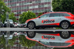 #Kapo Wallis Polizeiauto vor Kapo-VS-GEbäudePolice-cantonale-image-dillustration-768×432