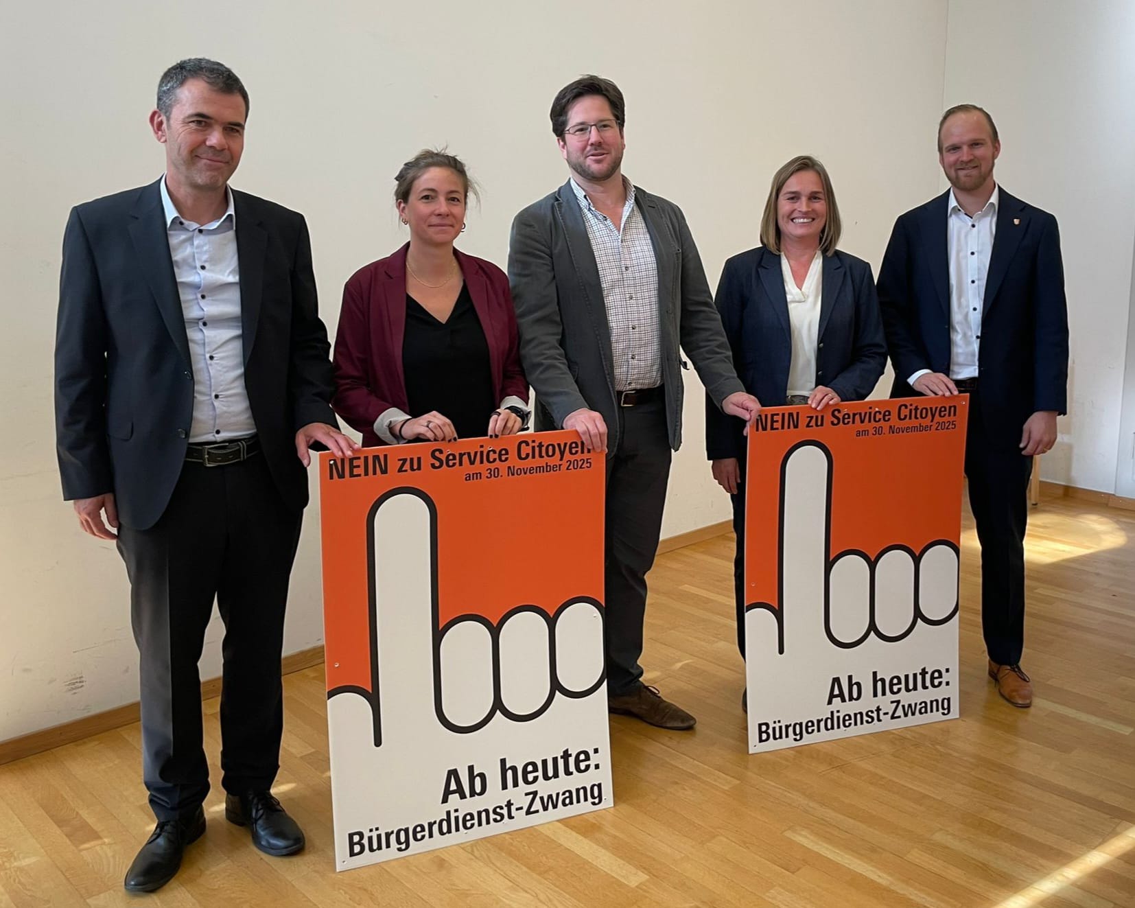 Überparteiliches Oberwalliser Komitee gegen die Service-Citoyen-InitiativeBreit abgestütztes Komitee gegen Bürgerpflicht-Initiative