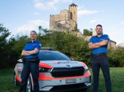 Uniform einheitlich Polizei SchweizKEP-Photo-Police-cantonale-valaisanne-768×512