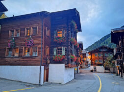 Wonbaugenossenschaft Binn 2025_Binn_Dorfstrasse_beleuchtete Fenster