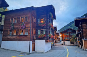 Wonbaugenossenschaft Binn 2025_Binn_Dorfstrasse_beleuchtete Fenster