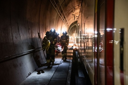 Rettungsübung Lötschberg-Basistunnel450 Reisende erfolgreich evakuiert