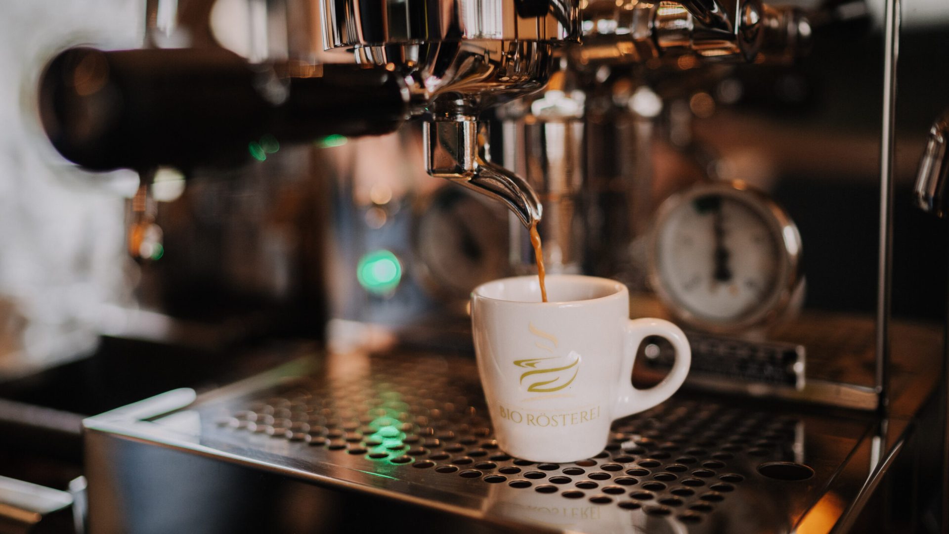 Lü’s Bio-Rösterei eröffnet zweiten Standort in Saas-FeeEuropas höchstgelegene Kaffeerösterei perfektioniert das langsame Rösten