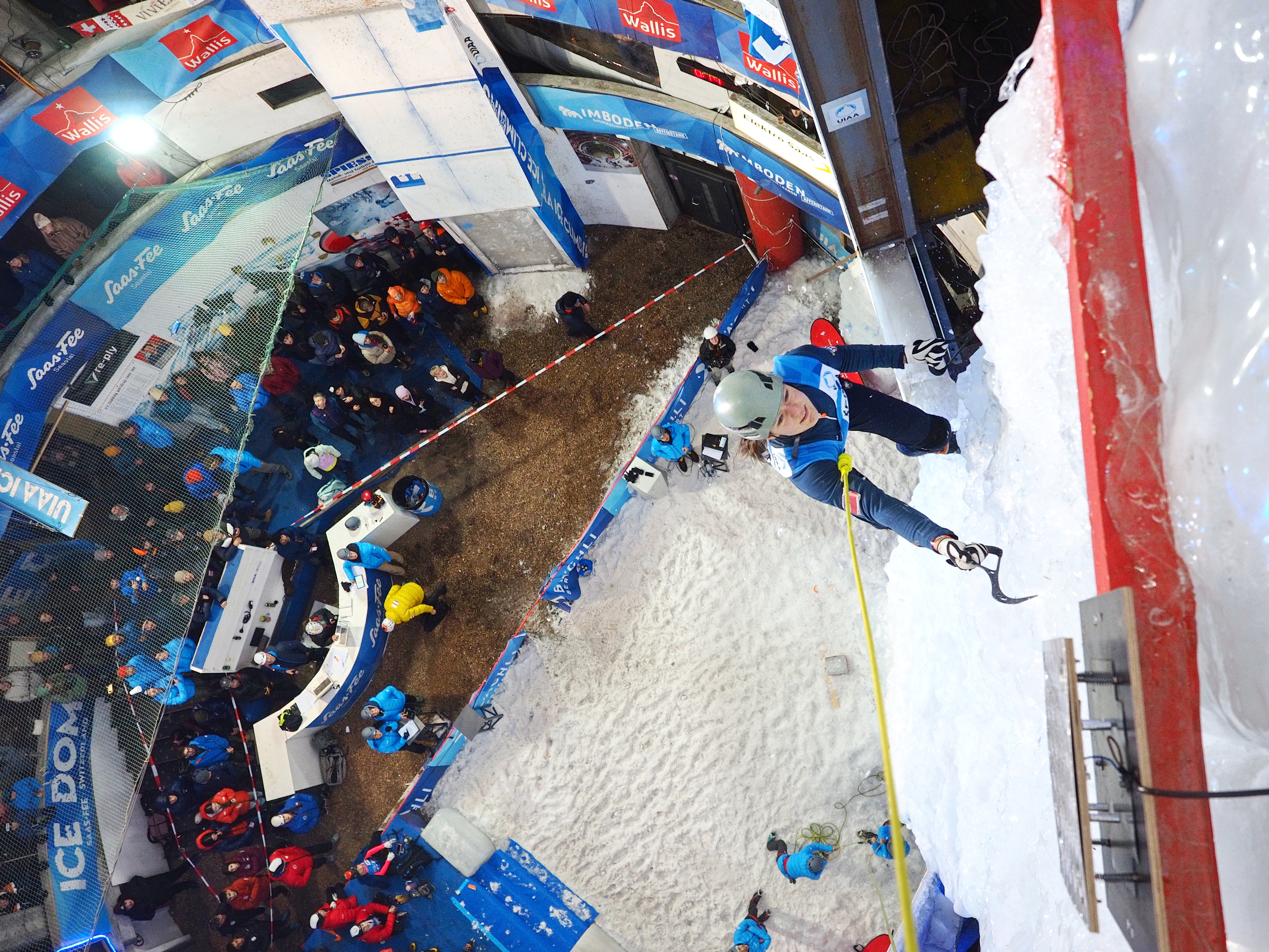 Schweizer EM-Gold und internationale Siege bei der Eiskletter-Weltmeisterschaft in Saas-FeeAthlethinnen und Athleten aus aller Welt im 32 Meter hohen Eisdom