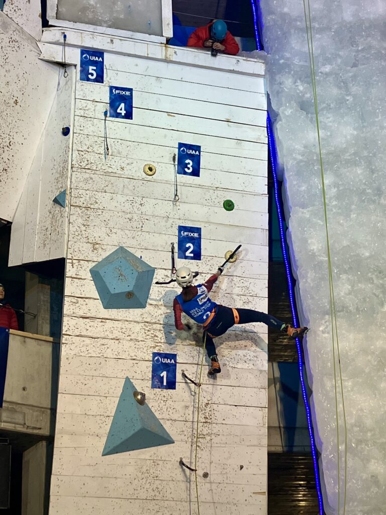 Die Schweizerin Franziska Schönbächler, die im Lead-Wettbewerb des UIAA Ice Climbing World Cups den sechsten Rang belegte, während eines technischen Abschnitts im Final (Foto: Yannick Ziehli)