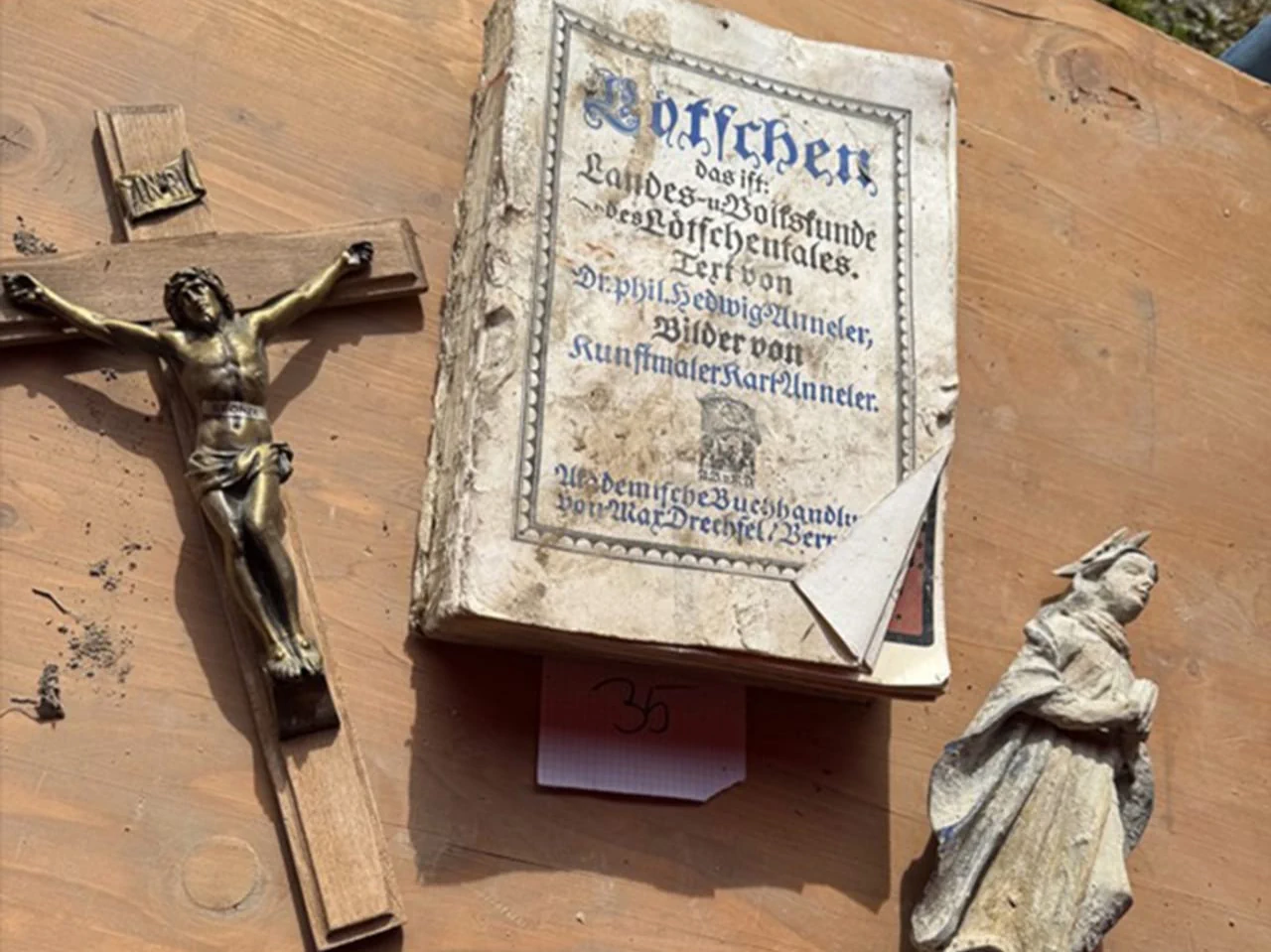 Bei Aufräumarbeiten in Blatten eine Menge Gegenstände gefundenFundgegenstände mit unbekannter Herkunft