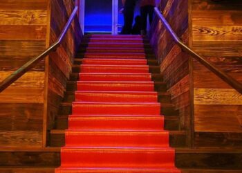 Hier geht es in das Untergeschoß der Bar Le Constellation in Crans-Montana, die für viele junge Leute an Silvester 2025 eine Todesfalle wurde (Bild: Tripadvisor)