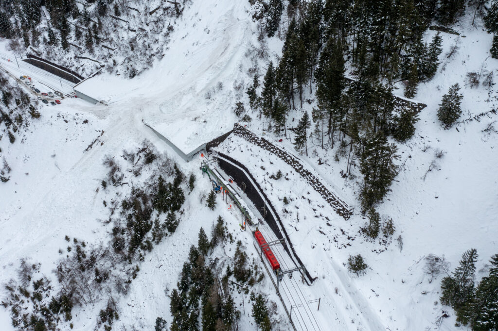 Hätte eine Mauer rechts und links von der Galerie die Lawinen-Verschüttung der Strecke verhindern könnten?