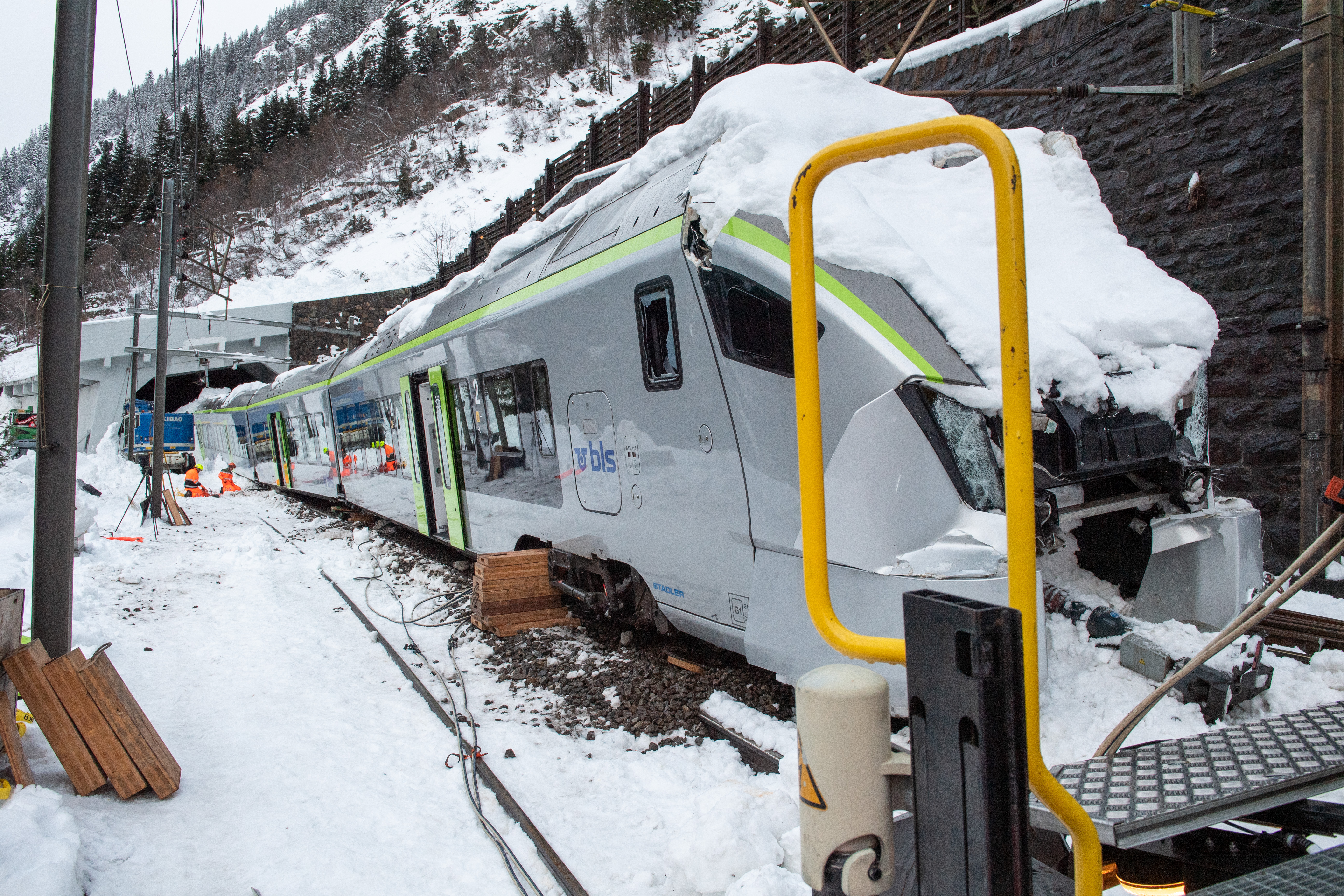 So verläuft die Zugbergung am GoppensteinMontag soll Lawinenstrecke wieder befahrbar sein