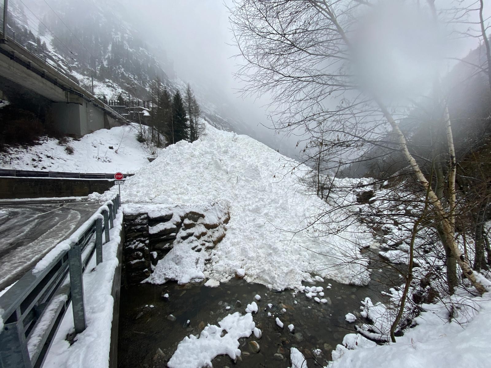 Lawine am Goppenstein: Räumung läuftStraße kann voraussichtlich heute abend wieder freigegeben werden