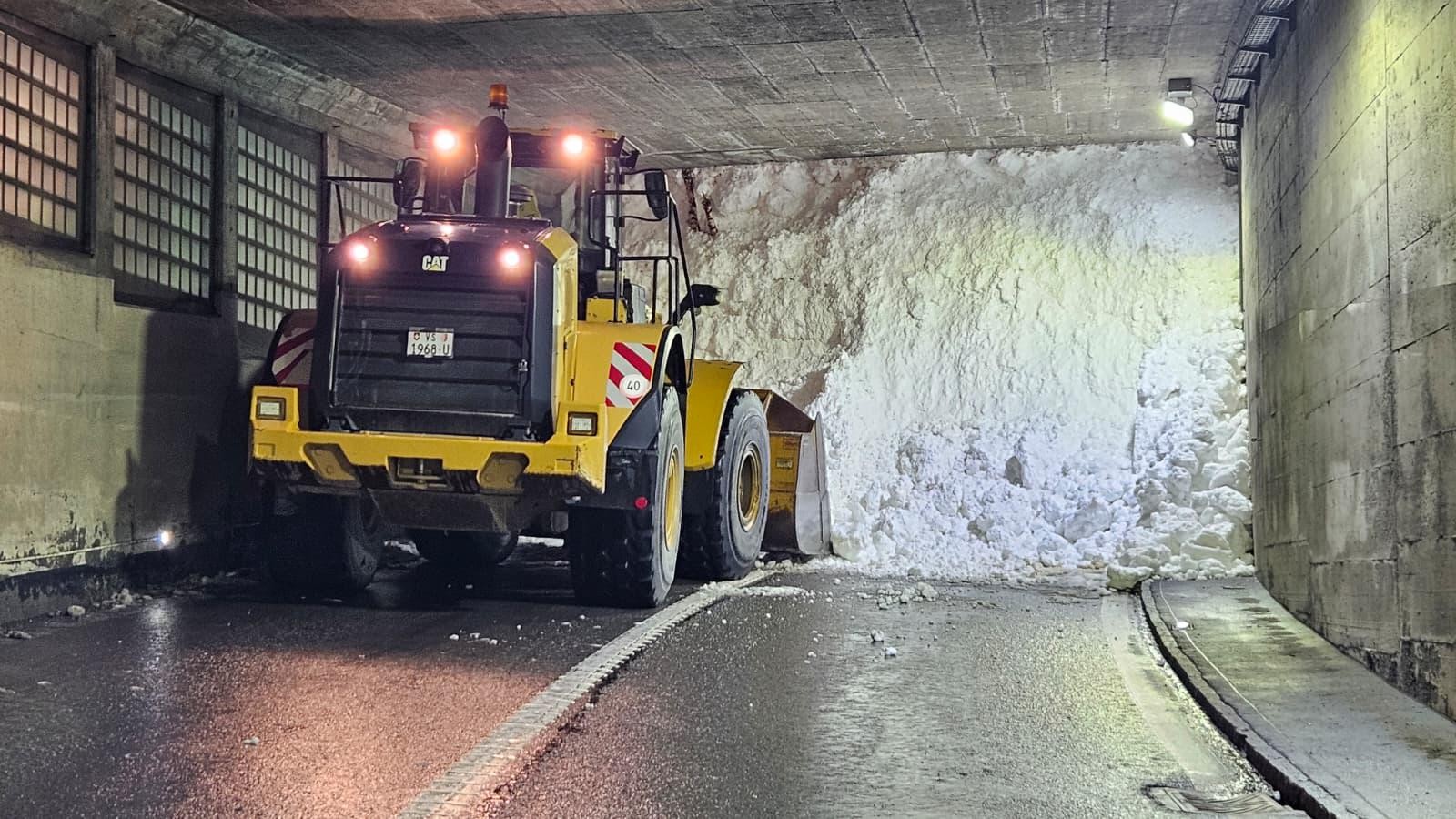 Lawine A6 Goppenstein – Gampel: Straße gesperrt, Autoverlad gesperrtLawinensprengung notwendig