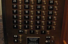 Aufzug Hochhaus ohne 13. Stock gemeinfrei