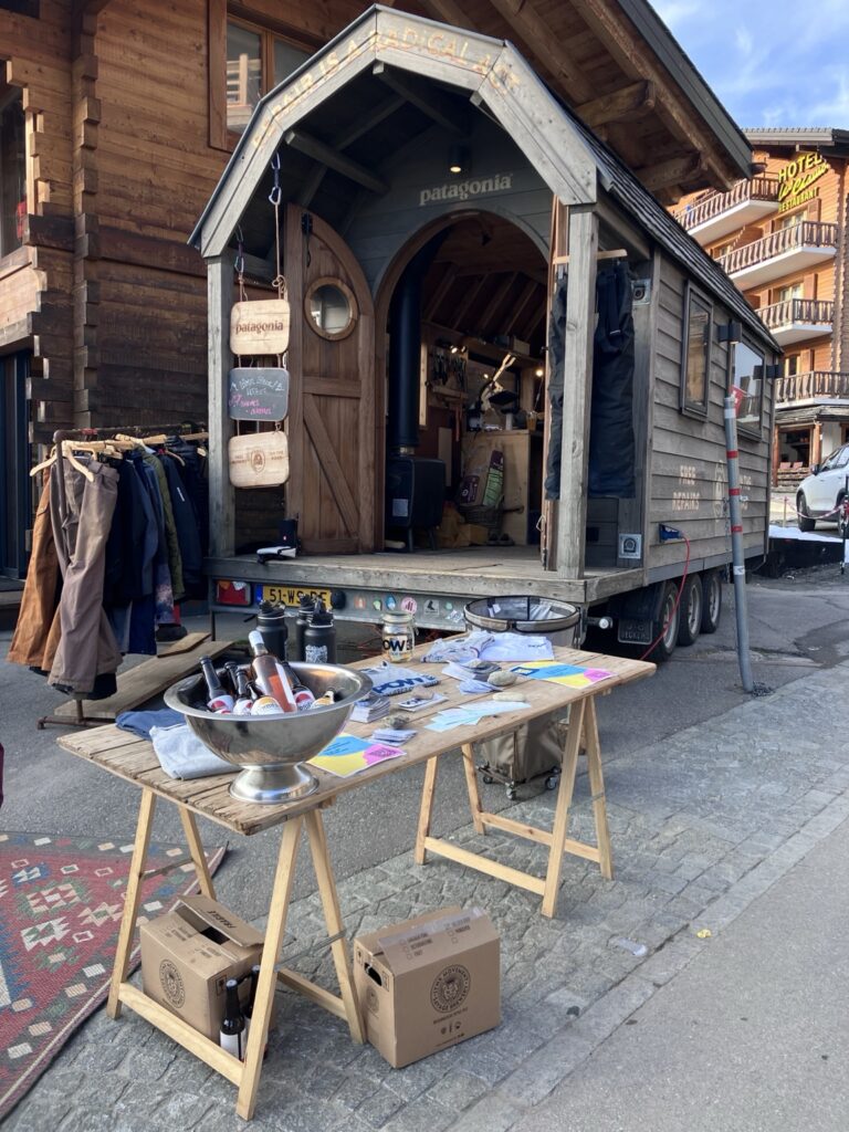 Zwei Näherinnen arbeiten im Innern des Wagens routiniert an beschädigten Hosen und Jacken, oft betroffen sind Reissverschlüsse und stark beanspruchte Stoffpartien.