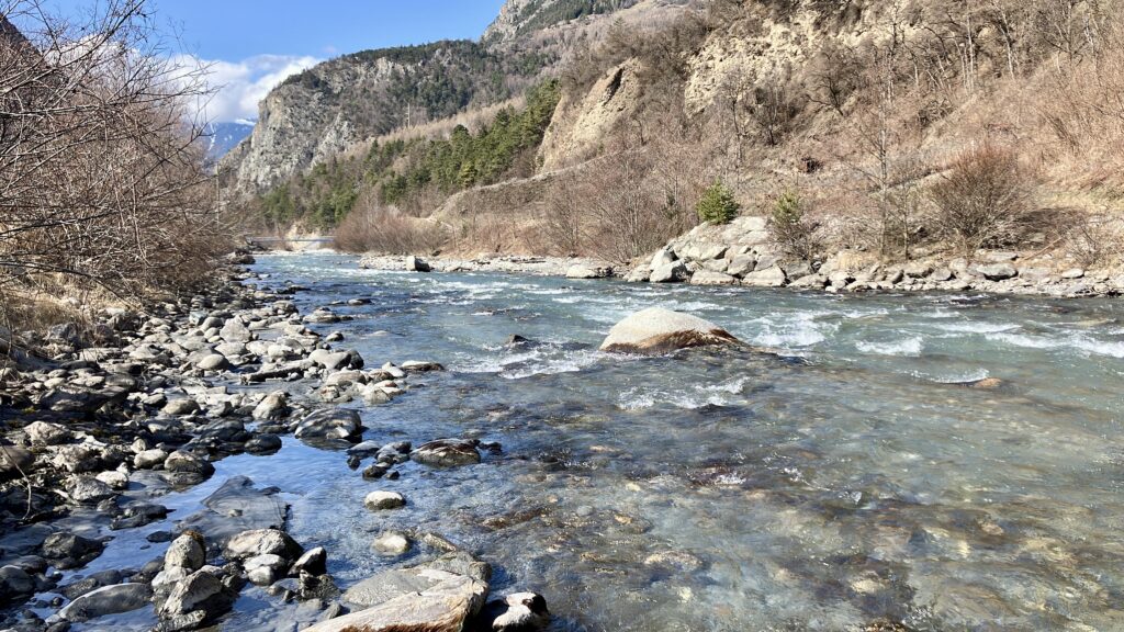 Die Dranse in mildem Märzlichter. Niedriger Wasserstand und klare Strömung prägten die diesjährige Fischereieröffnung.