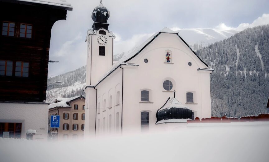 Inschä Frontag – Winterlicher Dorfrundgang: OberdorfBesichtigung des Kirchenturms und der Überreste der Antoniuskapelle und traditionelle Spiele