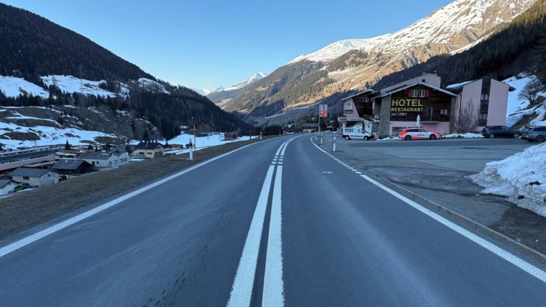 Autolenkerin stirbt bei Unfall am Großen St. BernhardAus ungeklärten Gründen von der Fahrbahn abgekommen