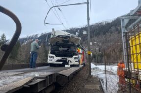 Schäden nach verrutschtem Lastwagen auf Autozug.