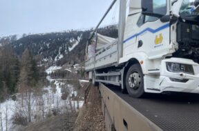 auf-autozug-verrutschter-lastwagen-touchiert-abgestellten-zug-betrieb-auf-der-strecke-oberwald-realp