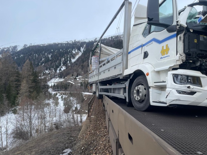 Auf Autozug verrutschter Lastwagen touchiert abgestellten ZugKein Autoverlad. Strecke Oberwald-Realp (Furkatunnel) bis einschließlich 12. März vollständig gesperrt