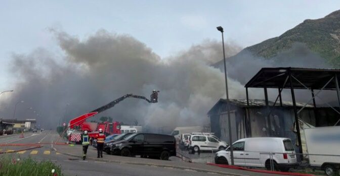 Brand in Saxon: Mehrere Lagerhallen und Wohnhaus niedergebranntMutmaßicher Täter (64) nach Brandstiftung verhaftet