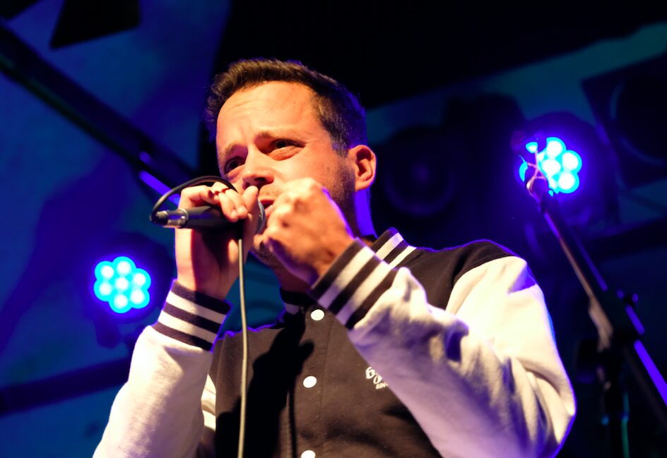 Bzar lädt 20 Jahre Walliser Rap neu aufRoh, reif und überraschend klangvoll