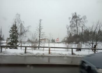 Fahrt zum Six Senses: In Crans-Montana ist die Flagge aufgrund des tragischen Ereignisses auf Halbmast.