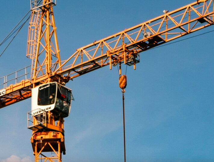 Visp: Schwerer Arbeitsunfall fordert TodesopferArbeiter stirbt, nachdem er zwischen Kran und Ladung von Isoliermaterial gerät