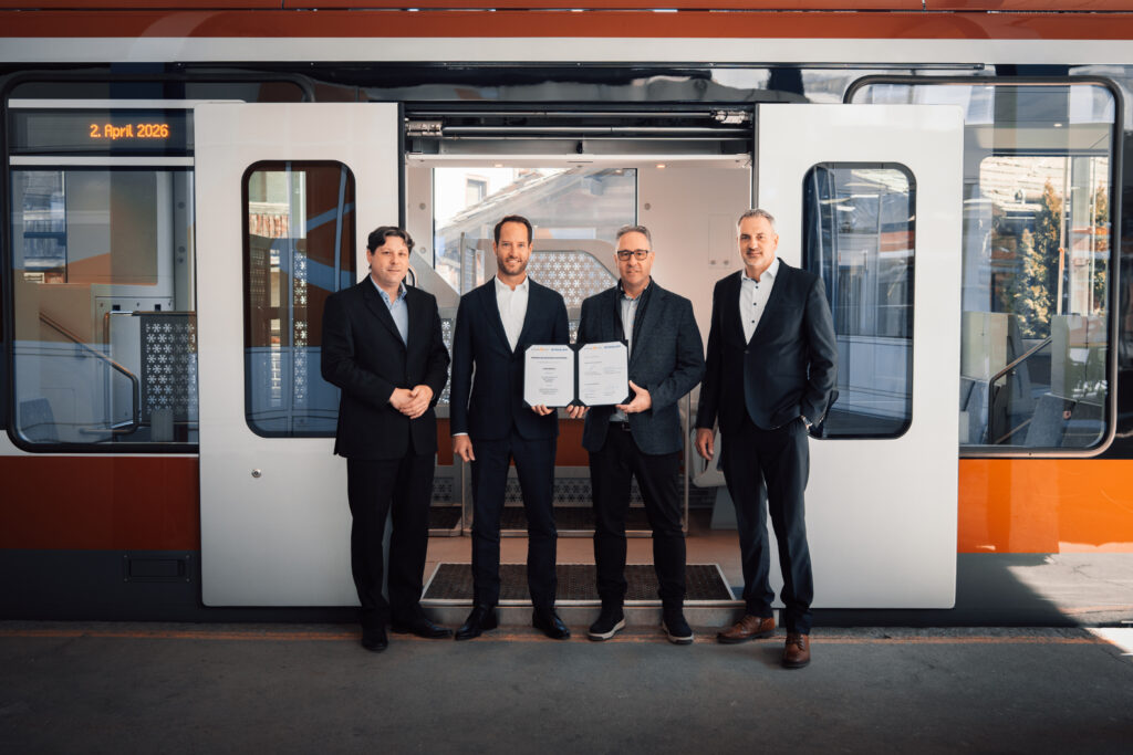 Vertragsunterzeichnung (v.l.n.r.): André Kurmann, Verkaufsleiter Tailormade Stadler; Dennis Laubbacher, GF Stadler Bussnang; Egon Gsponer, GF Matterhorn-Gotthard-Bahn/Gornergrat-Bahn; Ivan Pfammatter, Leiter Rollmaterial Matterhorn-Gotthard-Bahn/Gornergrat-Bahn.