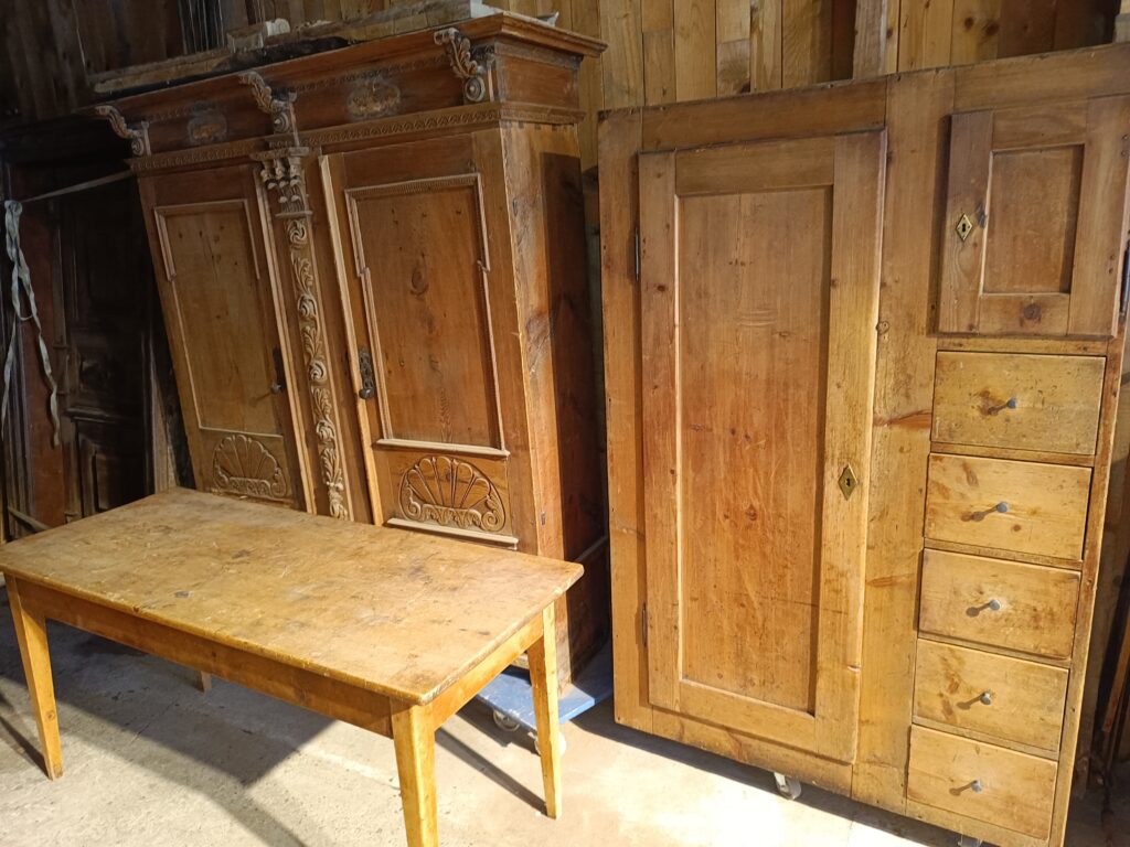 Rechts im Bild: Schafreite Versam (Walliser Einwanderungsgebiet bei den Walserwanderungen, insofern als "Walliser Antiquität" zu betiteln. 