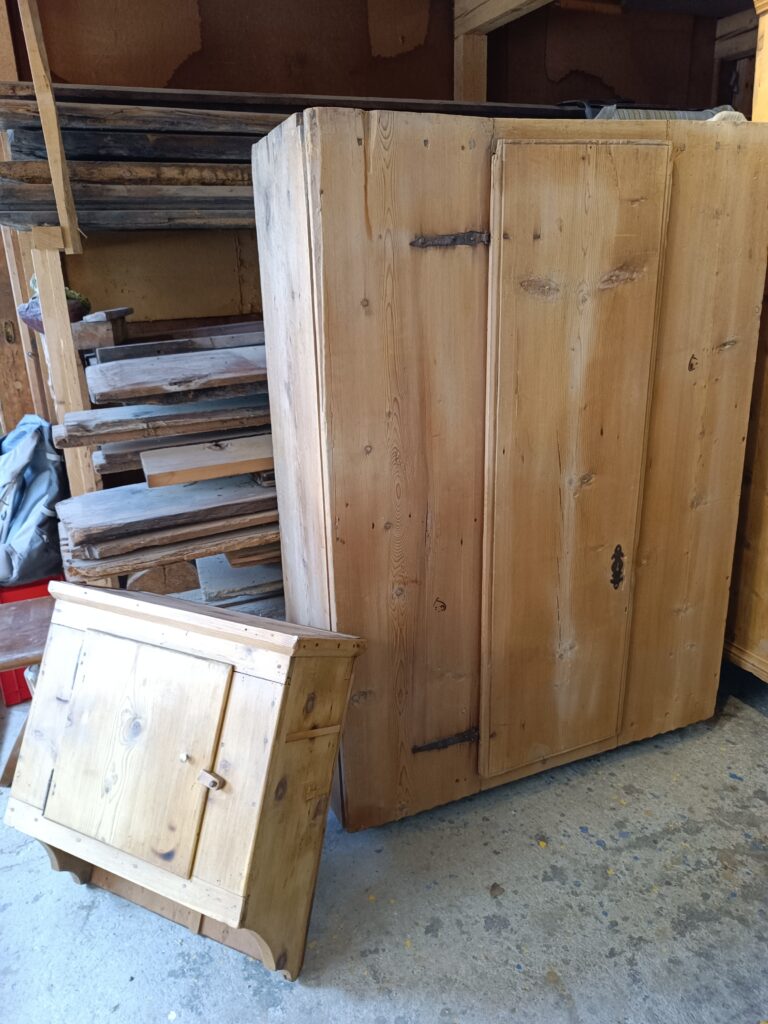 Rustikaler Schrank, antik, im Walliser Stil. 