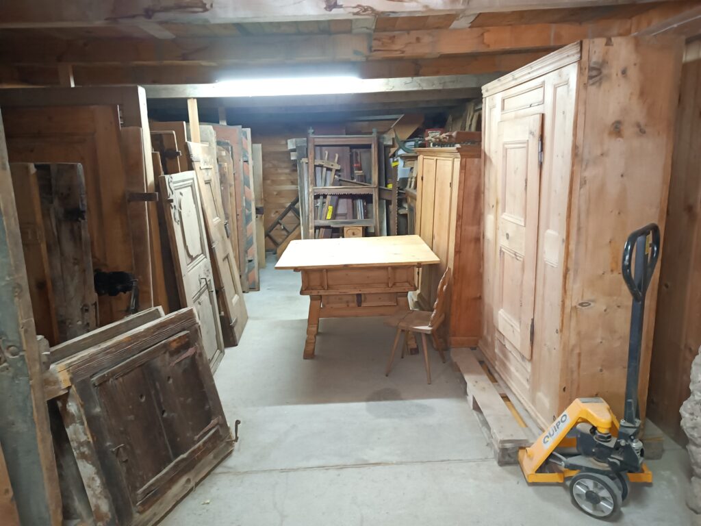 Antiker Kassettentisch, Walliser Stil. 