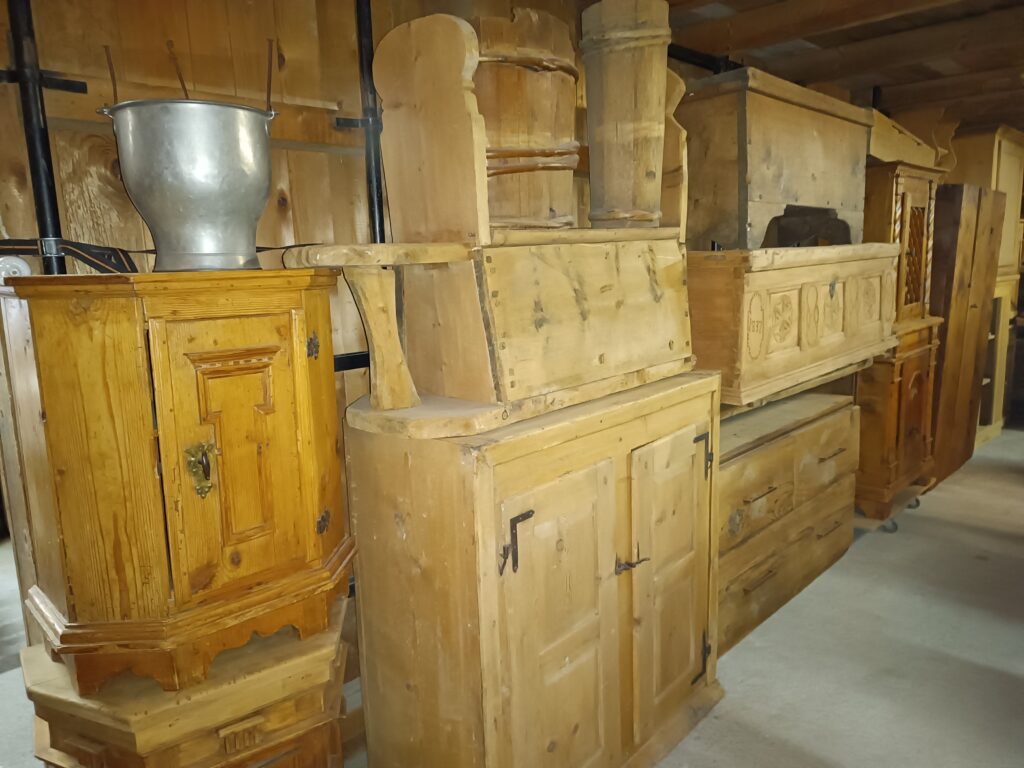 Beistellschränkchen, antik, Südwallis