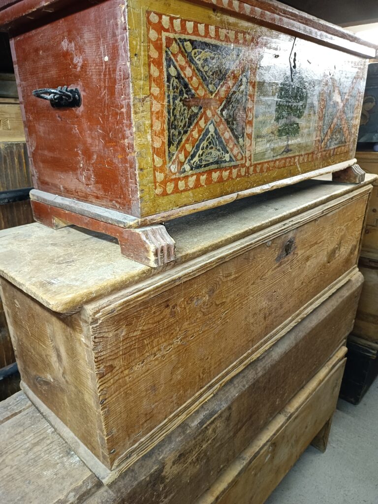 Antike Truhe, Originalbemalung, Davos; ergo Walsergebiet / Walliser Stil