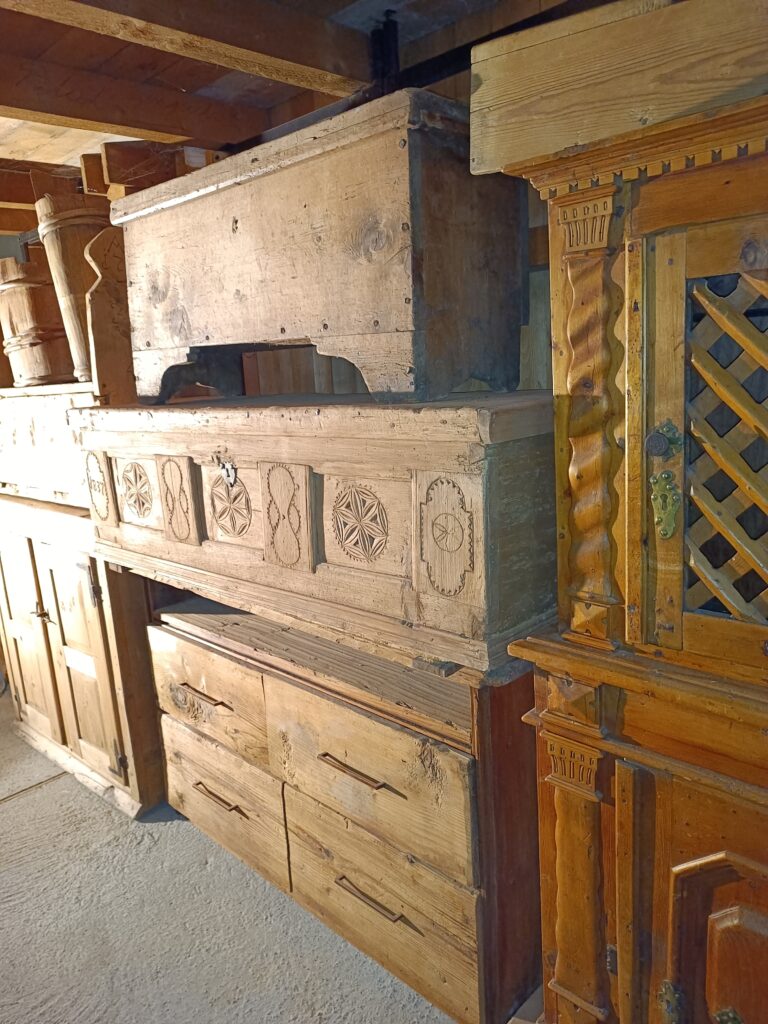 Truhe oben: Antik, Walliser rustikaler Stil