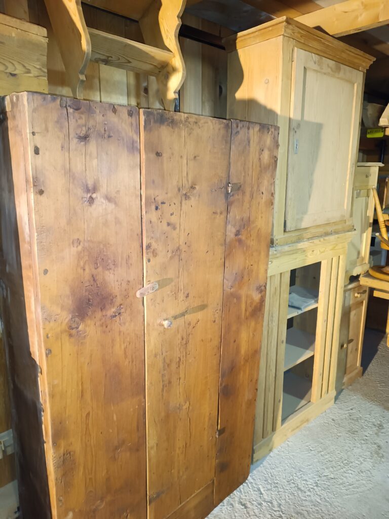 Rustikaler antiker Schrank, Versam, ergo Walsergebiet