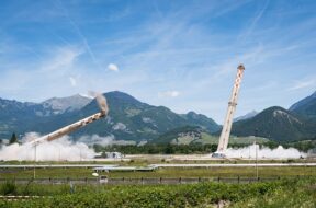 1280px-Démolition_des_cheminées_de_la_Raffinerie_de_Collombey_04_-_Cheminée_gauche_en_pleine_chute