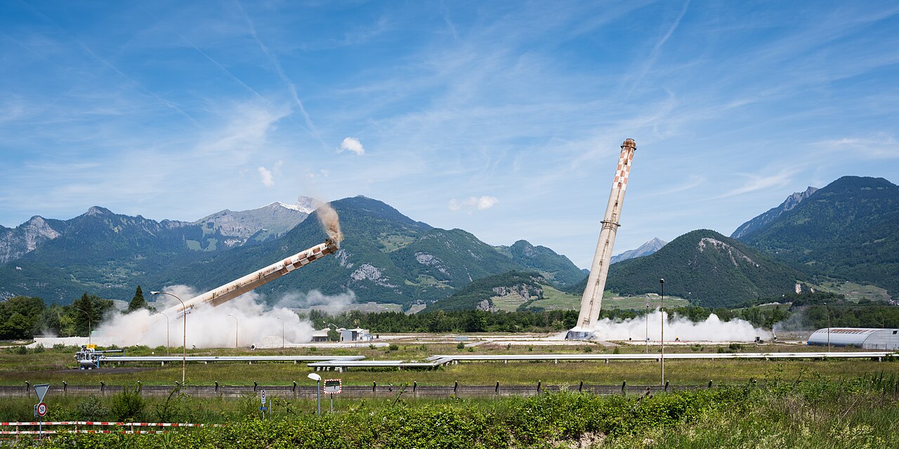 Tamoil-Raffinerie in Collombey-MurazSchornsteine des Industrie-Denkmals gesprengt