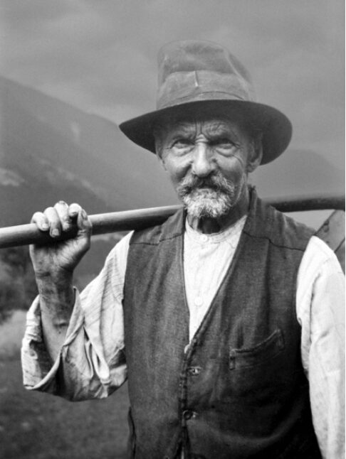 Arthur Rosatti Arnold Ambord-Bärenfaller beim Dengeln der Sense (1953)