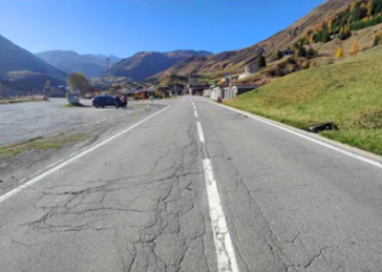 Belagssanierung auf der Furkastraße in RealpZu- und Abfahrt zum Autoverlad der Matterhorn-Gotthard-Bahn gewährleistet