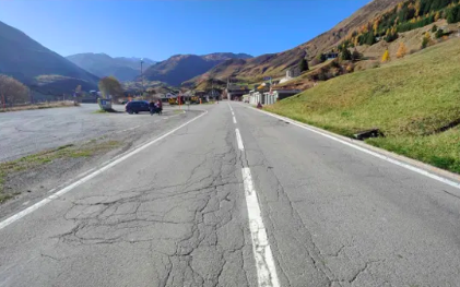 Belagssanierung auf der Furkastraße in RealpZu- und Abfahrt zum Autoverlad der Matterhorn-Gotthard-Bahn gewährleistet