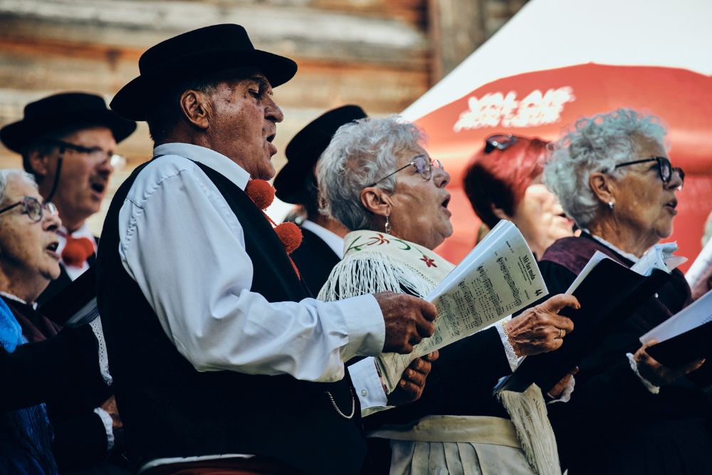 In Cobva dè Contèi, einer Gruppe von Dialektsprechenden aus Conthey, findet der grosse Markt der alpinen Regionen im Rahmen des Palp Festiva statt. Foto: Cyril Perregaux