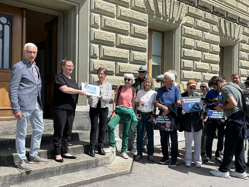 Gemeinsame Petitionsübergabe «Keine Starlink-Satellitenantennen in Leuk»Über 14 300 Unterschriften an die Bundeskanzlei überreicht