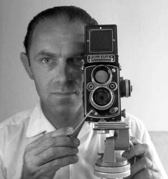 Porträt Arthur Rosatti-Walpen mit Rolleiflex (1959)