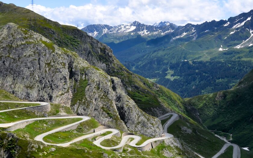 Pro Alps lanciert Jahres­kampagne zum Frei­zeit­verkehrBlech statt Berg­idylle: Umstieg auf Zug gefordert