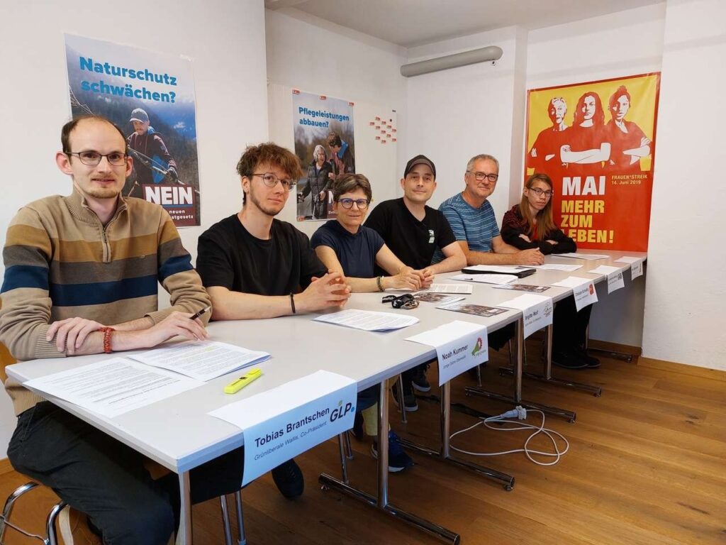 v.l.n.r: Norbert Rittiner(FDP), Olivier Andenmatten (IHK), Claudia Alpiger (SP), Urs Juon (Mitte), Aaron Heinzmann (Grüne), Lisa Rossi (Unia), Tobias Brantschen (GLP), Philipp Loretan (neo)