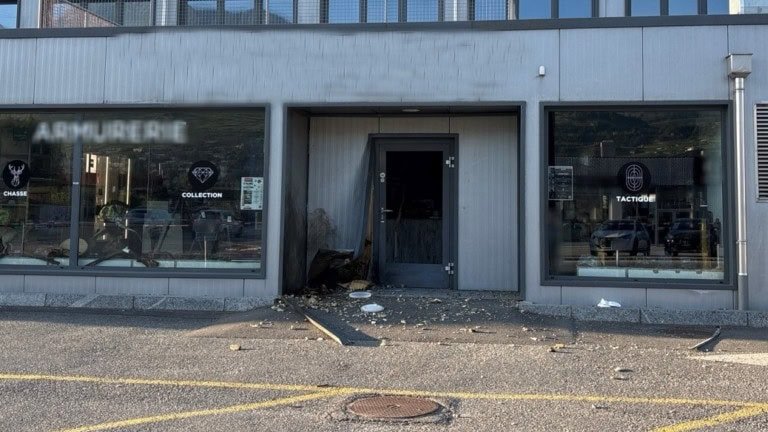 Sion: Einbruchdiebstahl in Waffengeschäft5 Verdächtige festgenommen – Deliktsgut sichergestellt