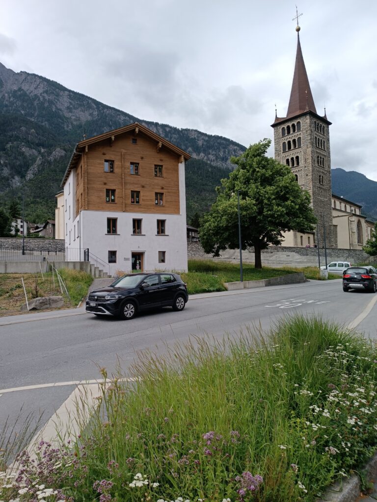 Die Wallfahrtskirche Glis, ein imposantes historisches Gebäude mit einem sehr hohen Glockenturm.