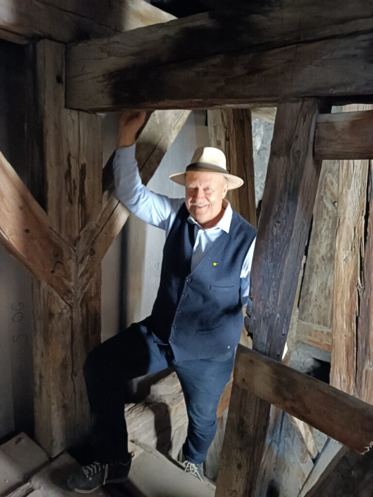 Mit Mathias Bellwald hat die Stadtgemeinde einen standfesten und offenbar schwindelfreien Stadtpräsidenten, wie sich im Glockenturm der Wallfahrtskirche zeigte. 