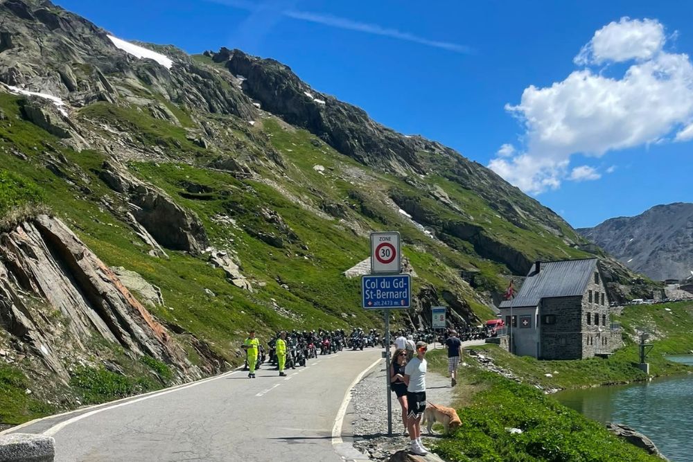 Öffnung der Paßstraße Großer St. Bernhard (2476 m)Eröffnung nach erfolgreicher Schneeräumung