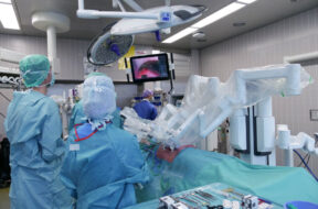 ©-Hopital-du-Valais-Chirurgie-robotisee-Spital-Wallis-Roboterassistierte-Chirugie-P1192897-1024×768 Da Vinci